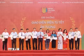 Trao các giải tại hạng mục "Giao diện điện tử Tết ấn tượng" cho đại diện các cơ quan báo chí tại Hội Báo toàn quốc năm 2024 ở Thành phố Hồ Chí Minh. (Ảnh: Thu Hương/TTXVN)