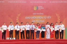 Trao các giải tại hạng mục "Giao diện điện tử Tết ấn tượng" cho đại diện các cơ quan báo chí tại Hội Báo toàn quốc năm 2024 ở Thành phố Hồ Chí Minh. (Ảnh: Thu Hương/TTXVN)