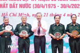 Tổng Bí thư Tô Lâm tặng quà cho các đại biểu. (Ảnh: Thống Nhất/TTXVN)