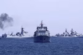 Tàu hải quân của Trung Quốc và Nga. [Nguồn: China Daily/Reuters)