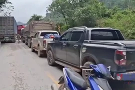 Đường lên Cửa khẩu Quốc tế Cha Lo bị tắc sau vụ tai nạn giữa 2 xe container