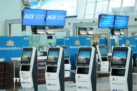 Các quầy check-in tự động được đặt tại nhà ga T2 Nội Bài. (Ảnh: Quốc Khánh/TTXVN)
