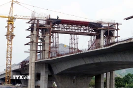 Thi công xây cầu Tân Lang. (Ảnh: Nguyễn Chinh/TTXVN)