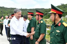 Tổng Bí thư Tô Lâm với cán bộ chiến sỹ làm nhiệm vụ tại đặc khu Thổ Châu, tỉnh An Giang. (Ảnh: Văn Sĩ/TTXVN)