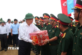 Tổng Bí thư Tô Lâm trao quà đến các đơn vị thi công công trình nhân chuyến thăm, làm việc tại tại Hòn Khoai, tỉnh Cà Mau. (Ảnh: Chanh Đa/TTXVN)