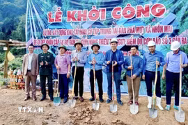 Đại diện lãnh đạo cấp ủy, chính quyền địa phương, đơn vị thi công, ban ngành đoàn thể xã và các đơn vị thực hiện nghi thức động thổ khởi công xây dựng công trình Dự án Khu tái định cư tập trung tại bản Phá Mựt (xã Nhôn Mai, tỉnh Nghệ An). (Ảnh: TTXVN phát)