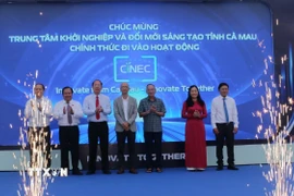 Lãnh đạo tỉnh Cà Mau thực hiện nghi thức bấm nút khai trương Trung tâm khởi nghiệp và đổi mới sáng tạo Cà Mau. (Ảnh: Tuấn Kiệt/TTXVN)