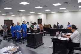 Các bị cáo nghe đại diện Viện Kiểm sát công bố bản cáo trạng. (Ảnh: Kim Anh/TTXVN)