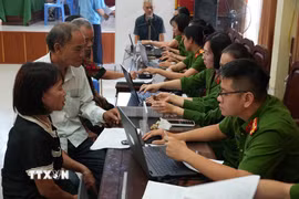 Điểm thu nhận mẫu ADN tại Công an phường Trường Vinh. (Ảnh: Bích Huệ/TTXVN)