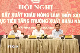 Phó Thủ tướng Chính phủ Hồ Quốc Dũng và Lãnh đạo Bộ Nông nghiệp và Môi trường chủ trì hội nghị. (Ảnh Xuân Anh/TTXVN)