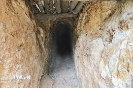 Nhiều miệng hầm khai thác cũ và mới còn lại tại hiện trường cho thấy khu vực này đã diễn ra nạn khai thác khoáng sản trong thời gian dài. (Ảnh: TTXVN phát)