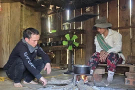 Anh A Nhanh (trái) ở xã Đăk Na (huyện Tu Mơ Rông, tỉnh Kon Tum) được giải cứu và trở về nhà sau khi bị lừa sang Campuchia với chiêu trò “việc nhẹ, lương cao.” (Ảnh: Khoa Chương/TTXVN)