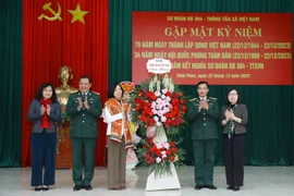 Lãnh đạo Thông tấn xã Việt Nam tặng hoa chúc mừng Sư đoàn 304 tại buổi Gặp mặt truyền thống kỷ niệm 63 năm kết nghĩa Sư đoàn 304- Thông tấn xã Việt Nam. (Ảnh: An Đăng/TTXVN)