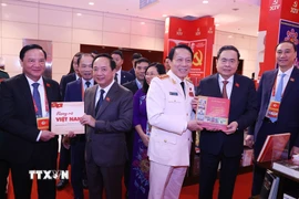 Chủ tịch Quốc hội Trần Thanh Mẫn tại Trưng bày sách, báo chào mừng Đại hội XIV của Đảng. (Ảnh: TTXVN)