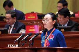 Đồng chí Lê Ngọc Hân, Tỉnh ủy viên, Bí thư Đảng ủy, Chủ tịch Hội đồng Nhân dan đặc khu Cô Tô (Quảng Ninh) trình bày tham luận “Bảo vệ môi trường, thích ứng với biến đổi khí hậu - Trụ cột chiến lược trong phát triển bền vững của kỷ nguyên mới nhìn từ thực tiễn đặc khu Cô Tô, tỉnh Quảng Ninh. (Ảnh: TTXVN)