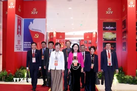 Các đại biểu đến dự phiên thảo luận tại hội trường về các văn kiện Đại hội, chiều 21/1. (Ảnh: TTXVN)