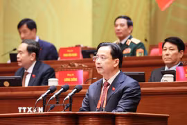 Đồng chí Hoàng Văn Nghiệm, Bí thư Tỉnh ủy, Trưởng Đoàn đại biểu Quốc hội tỉnh Sơn La, trình bày tham luận “Phát triển kinh tế xanh gắn với nông nghiệp ứng dụng công nghệ cao và du lịch sinh thái bền vững”. (Ảnh: TTXVN)