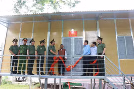 Thực hiện nghi thức khánh thành và bàn giao nhà cho gia đình ông Hồ Văn Bôn, xã Đakrông, tỉnh Quảng Trị. (Ảnh: Tường Vi/TTXVN)