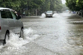 Tuyến đường Dương Đình Nghệ, phường Hạc Thành, tỉnh Thanh Hóa bị ngập kéo dài. (Ảnh: Việt Hoàng/TTXVN)