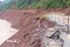 Một điểm sạt lở khiến nền đường Quốc lộ 16 hư hỏng nặng không thể di chuyển. (Ảnh: Văn Tý/TTXVN)