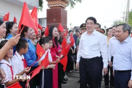 Chủ tịch nước Lương Cường với nhân dân thôn Quảng Chính 6, xã Quảng Hà, tỉnh Quảng Ninh. (Ảnh: Lâm Khánh/TTXVN)