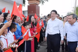 Chủ tịch nước Lương Cường với nhân dân thôn Quảng Chính 6, xã Quảng Hà, tỉnh Quảng Ninh. (Ảnh: Lâm Khánh/TTXVN)