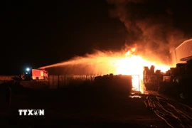Lực lượng phòng cháy chữa cháy, Công an tỉnh Lào Cai nỗ lực dập tắt đám cháy. (Ảnh: Đinh Thùy/TTXVN)