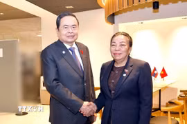 Chủ tịch Quốc hội Trần Thanh Mẫn gặp Phó Chủ tịch Quốc hội Lào Sounthone Xayachak. (Ảnh: Doãn Tấn/TTXVN)