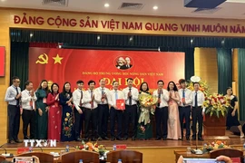 Đồng chí Ngô Văn Cương, Phó Bí thư Đảng ủy Mặt trận Tổ quốc, các đoàn thể Trung ương trao Quyết định Chỉ định và tặng hoa chúc mừng Ban Chấp hành Đảng bộ Trung ương Hội Nông dân Việt Nam ra mắt Đại hội. (Ảnh: Ngọc Bích/TTXVN)