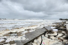 Trong chiều 22/10, bờ biển thành phố Huế có sóng lớn, dâng cao. (Ảnh: Mai Trang/TTXVN)