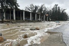 Nước biển tràn vào các tuyến đường khu vực bãi biển Thuận An (Huế). (Ảnh: Mai Trang/TTXVN)