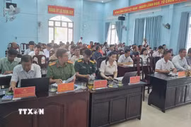 Đông đảo người dân xã Ngọk Bay, tỉnh Quảng Ngãi đến buổi đối thoại trực tiếp với Bí thư Đảng ủy xã để nêu ý kiến về vấn đề thu mua mía trên địa bàn. (Ảnh: Dư Toán/TTXVN)