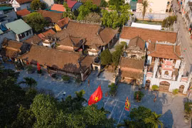 Đình cổ Hùng Lô. (Ảnh: Minh Quyết/TTXVN)