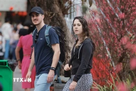 Du khách quốc tế đến Hà Nội dịp Tết nguyên đán. (Ảnh: Minh Quyết/TTXVN)