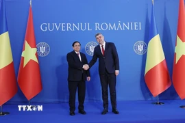 Thủ tướng Phạm Minh Chính và Thủ tướng Romania Ion-Marcel Ciolacu. (Ảnh: Dương Giang/TTXVN)