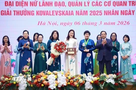 Thủ tướng Phạm Minh Chính trao Giải thưởng Kovalevskaia năm 2025 cho Tập thể các nhà khoa học nữ với cụm công trình "Ứng dụng xúc tác sinh học nâng cao giá trị nông sản Việt" thuộc Khoa kỹ thuật Thực phẩm, Trường Hóa và Khoa học sự sống, Đại học Bách khoa Hà Nội. (Ảnh: Dương Giang/TTXVN)
