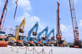 Phát lệnh khởi công dự án thành phần 3 xây dựng cao tốc Vành đai 4-Vùng Thủ Đô Hà Nội. (Ảnh: Mạnh KHánh/TTXVN)