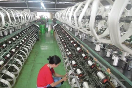 Công ty trách nhiệm hữu hạn Xe tơ-Dệt lụa Hà Bảo (Phường B’Lao, tỉnh Lâm Đồng) vẫn giữ vững nghề dệt lụa dù phải gặp rất nhiều khó khăn. (Ảnh: Kha Phạm/TTXVN)
