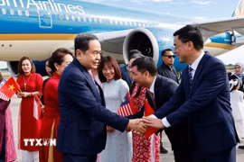 Lễ đón Chủ tịch Quốc hội Trần Thanh Mẫn và Phu nhân tại Sân bay quốc tế Bunga Raya Complex, thủ đô Kuala Lumpur. (Ảnh: Doãn Tấn/TTXVN)