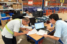 Lực lượng chức năng tỉnh Bắc Ninh kiểm tra tại Công ty Cổ phần Chuỗi cung ứng Thương mại Á Châu. (Nguồn: Cơ quan công an)