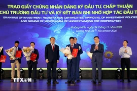 Lễ trao Giấy chứng nhận đăng ký đầu tư, chấp thuận chủ trương đầu tư ở Quảng Ninh. (Ảnh: Văn Đức/TTXVN)