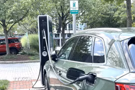 Một xe EV tại trạm sạc. (Ảnh: Ngọc Quang/TTXVN)