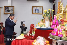 Đại sứ Việt Nam tại Lào Nguyễn Minh Tâm dâng hương tri ân các Vua Hùng tại buổi lễ. (Ảnh: Xuân Tú/TTXVN)