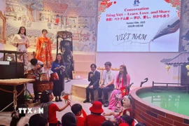 Trẻ em Việt Nam tại Nhật Bản giao lưu với các khách mời tại Nhà triển lãm Việt Nam. (Ảnh: Nguyễn Tuyến/Vietnam+)