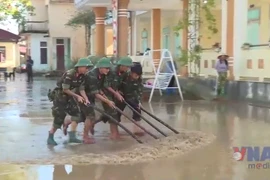 Quảng Trị: Các lực lượng hỗ trợ vùng “rốn lũ” Lệ Thủy khắc phục hậu quả bão lũ