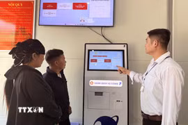 Cán bộ xã biên giới Lũng Cú (Tuyên Quang) hướng dẫn cho người dân thực hiện thủ tục hành chính qua công nghệ số. (Ảnh: Đức Thọ/TTXVN)