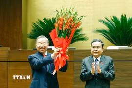 Chủ tịch Quốc hội Trần Thanh Mẫn thay mặt lãnh đạo Đảng, Nhà nước và Đại biểu Quốc hội khóa XVI tặng hoa chúc mừng Tổng Bí thư, Chủ tịch nước Tô Lâm. (Ảnh: Thống Nhất/TTXVN)