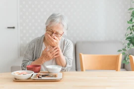 Người cao tuổi dễ bị nuốt nghẹn. (Nguồn: seniorstridehomecare)