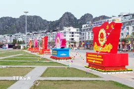 Các biểu trưng về bầu cử được đặt trên tuyến đường Trần Quốc Nghiễn trước Quảng trường 30/10, phường Hạ Long. (Ảnh: Đức Hiếu/TTXVN)