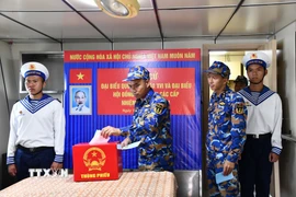 Cử tri trên tàu hải quân bỏ phiếu bầu cử. (Ảnh: TTXVN phát)